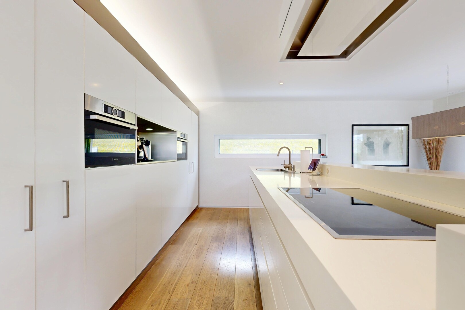 küche mit weiße schränke, white cabinets, schränke mit flachen paneelen, flat panel cabinets, und ofen
