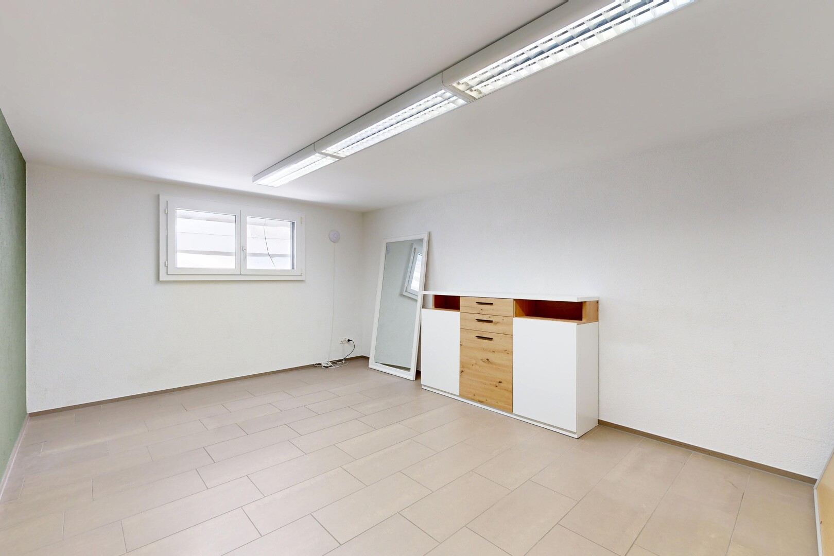 leerer raum mit inside property, light floor, natürliches licht, natural light, und gipskartonwand