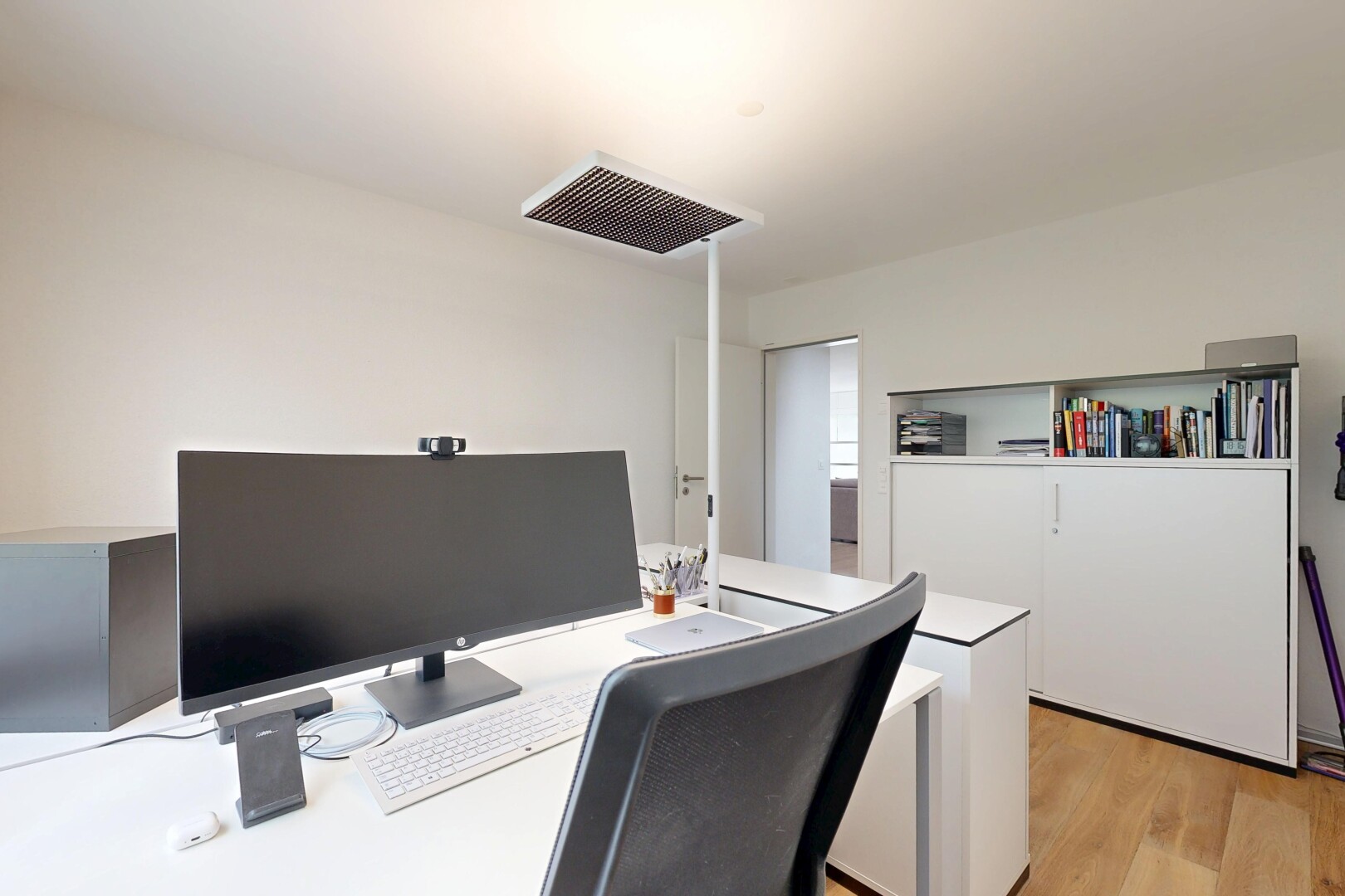 innenraum mit inside property, light floor, fernseher, wood finish floor, und holzfußboden