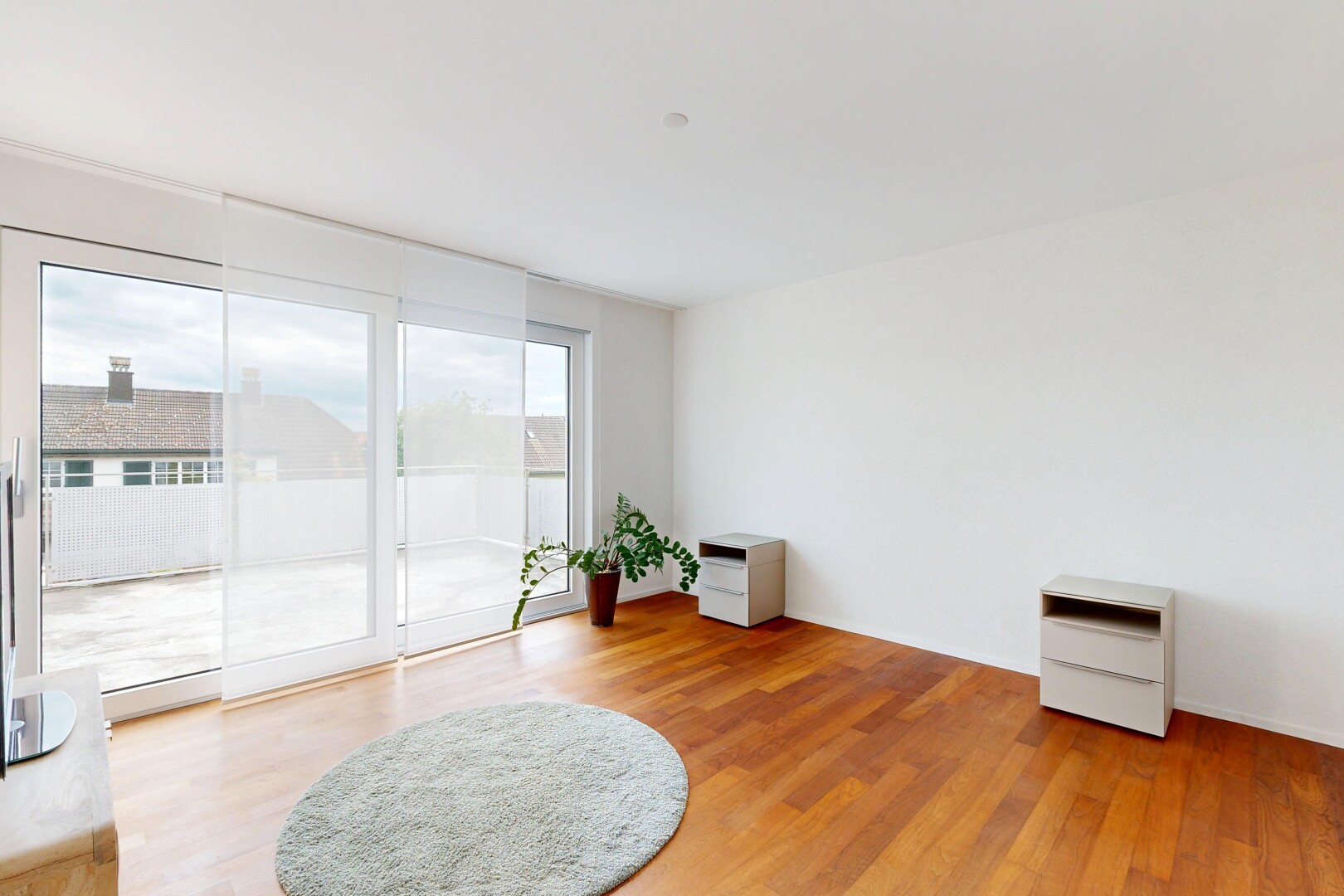 wohnzimmer mit natural light, natürliches licht, inside property, wood finish floor, und holzfußboden