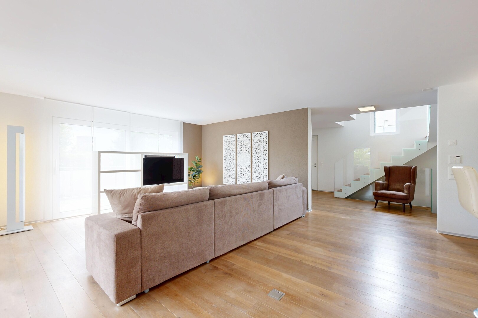 wohnzimmer mit treppen, inside property, holzfußboden, wood finish floor, und natürliches licht