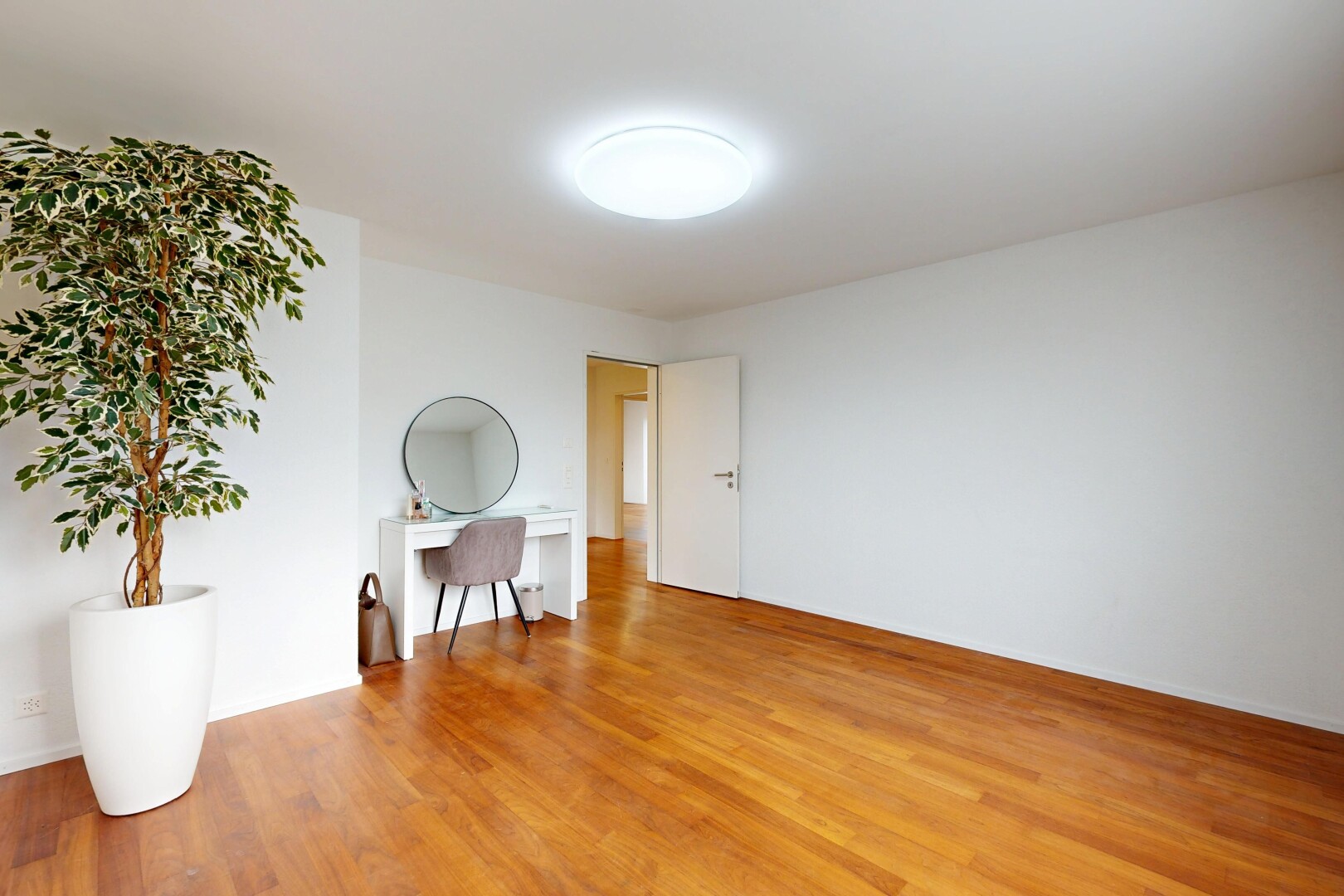 leerer raum mit drywall, gipskartonwand, wood finish floor, holzfußboden, und inside property