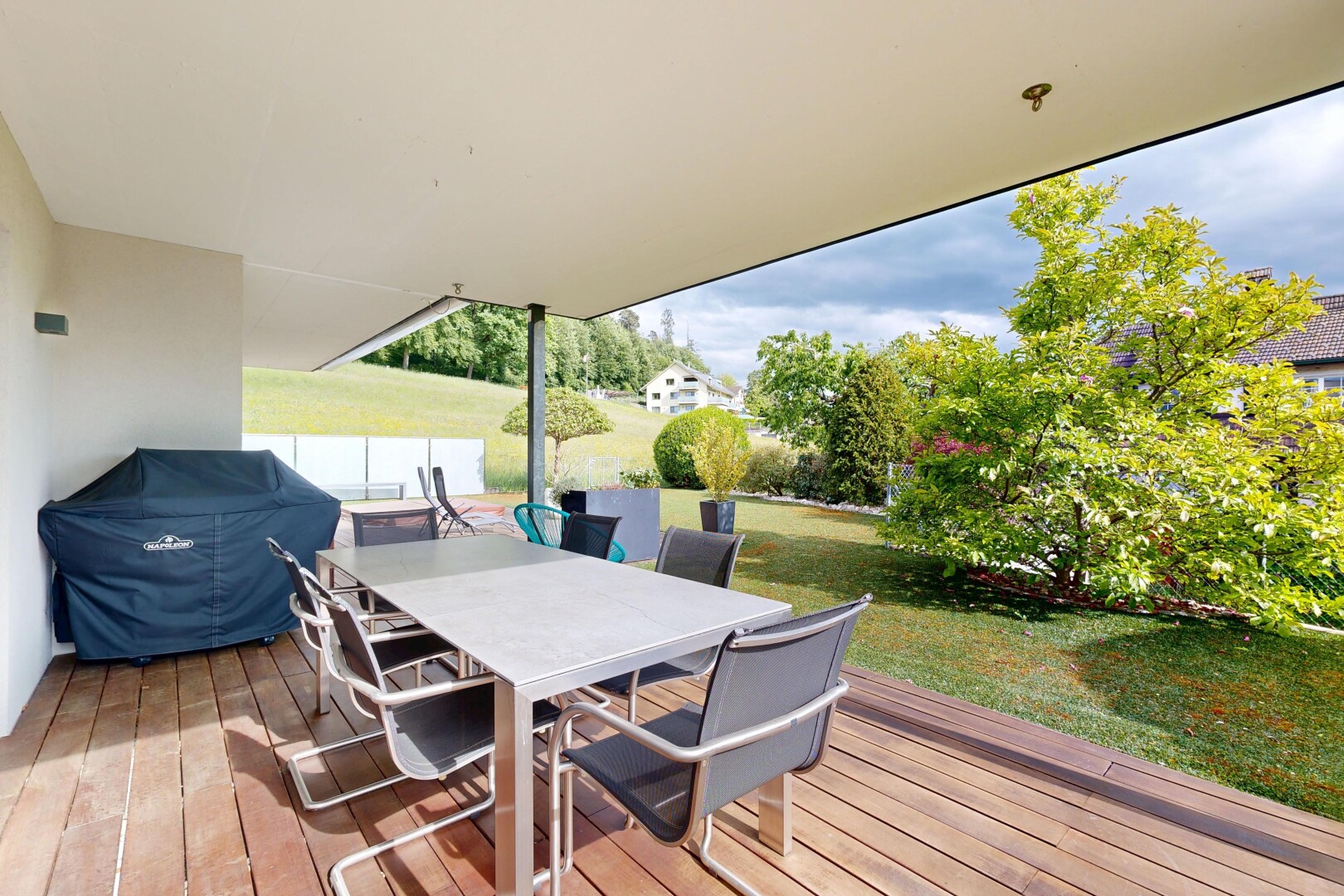 terrasse mit deck, essbereich im freien, from property, grill, und rasen