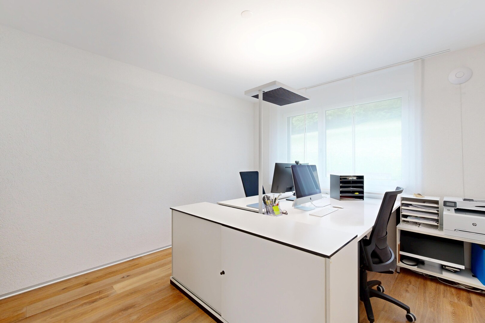 büro mit bürobereich, wood finish floor, holzfußboden, light floor, und inside property