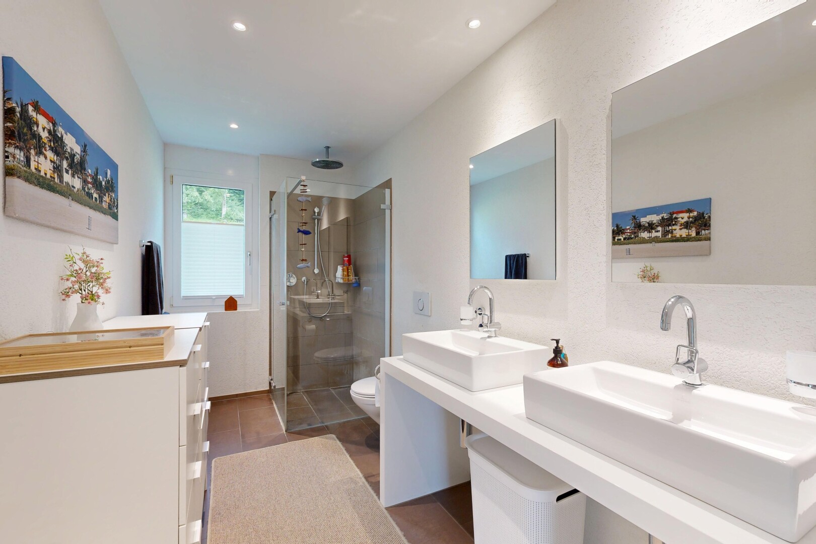 bad mit komplettes badezimmer, dusche, waschbecken, inside property, und natural light