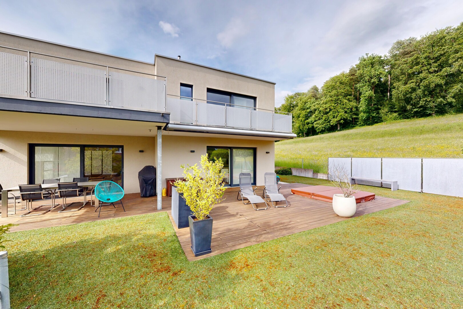 außenansicht mit rasen, stuckverkleidung, from property, terrasse, und day time