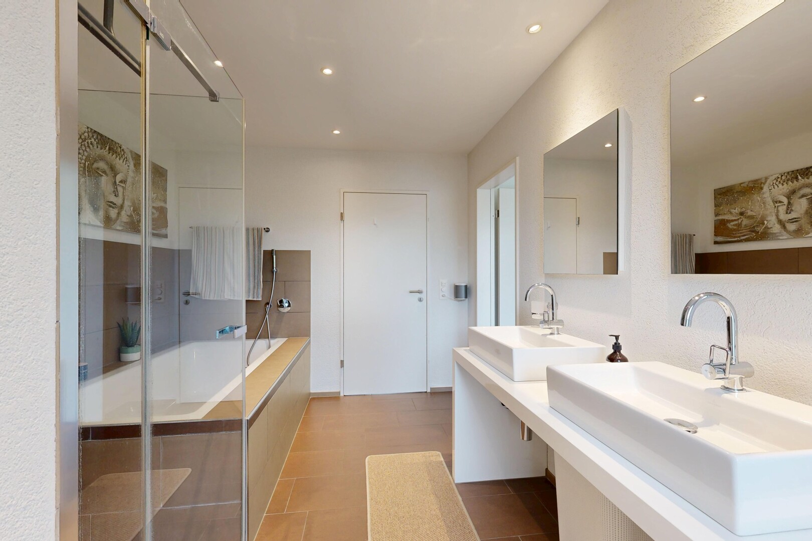 bad mit dusche, bad, spiegel, doppelwaschtisch, und zwei einzelne waschtische
