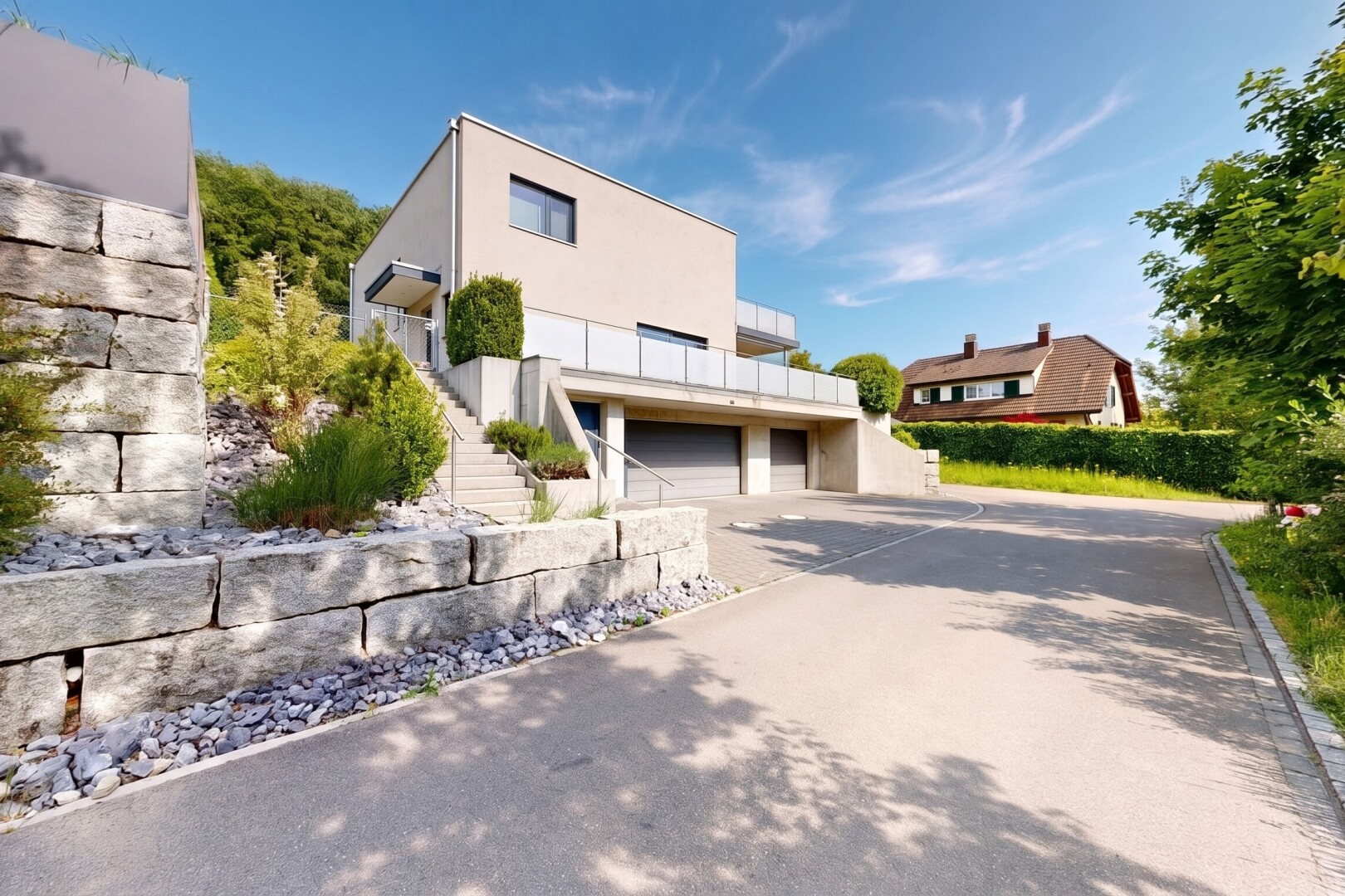 außenansicht mit eingebaute garage, day time, property visible, auffahrt, und stuckverkleidung