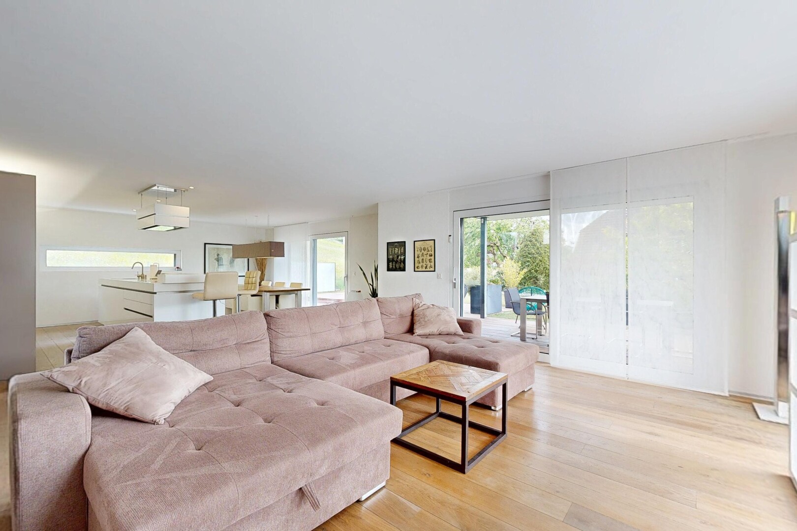 wohnzimmer mit holzfußboden, wood finish floor, inside property, natürliches licht, und natural light