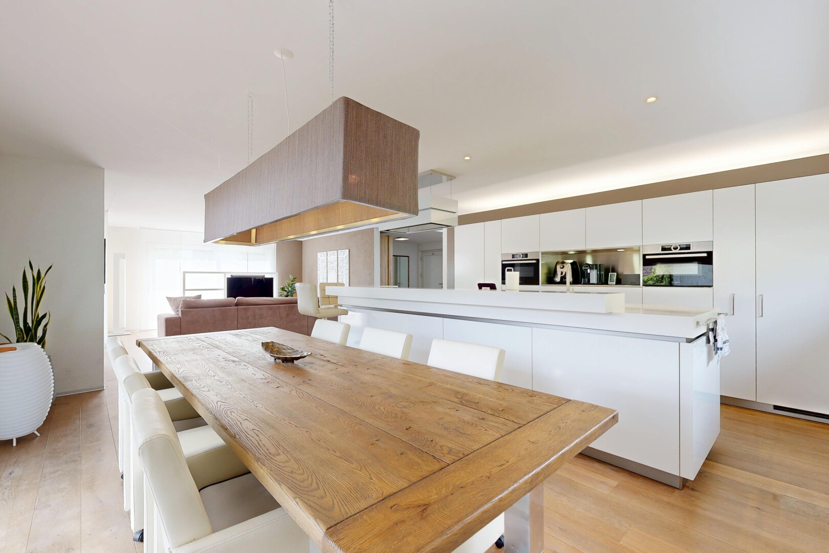 esszimmer mit light floor, inside property, holzfußboden, wood finish floor, und fernseher