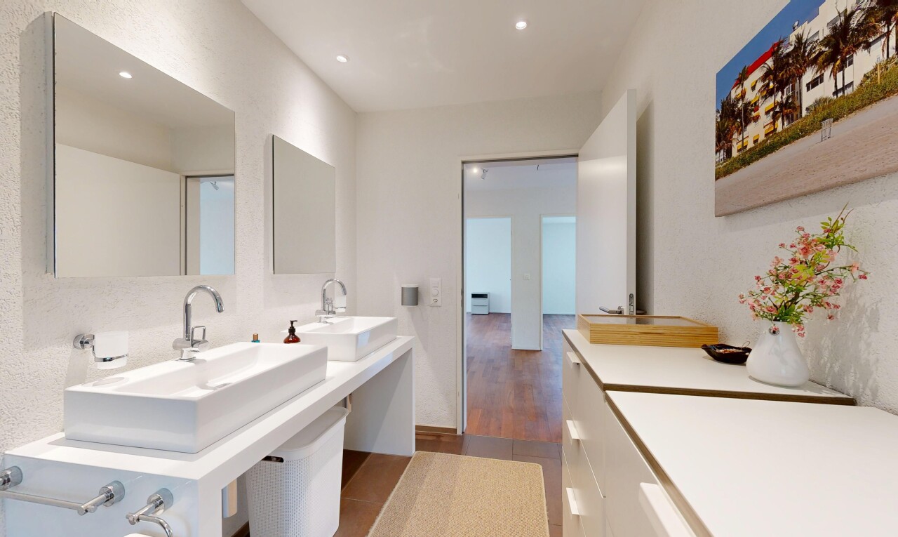bad mit waschbecken, wood finish floor, holzfußboden, inside property, und komplettes badezimmer