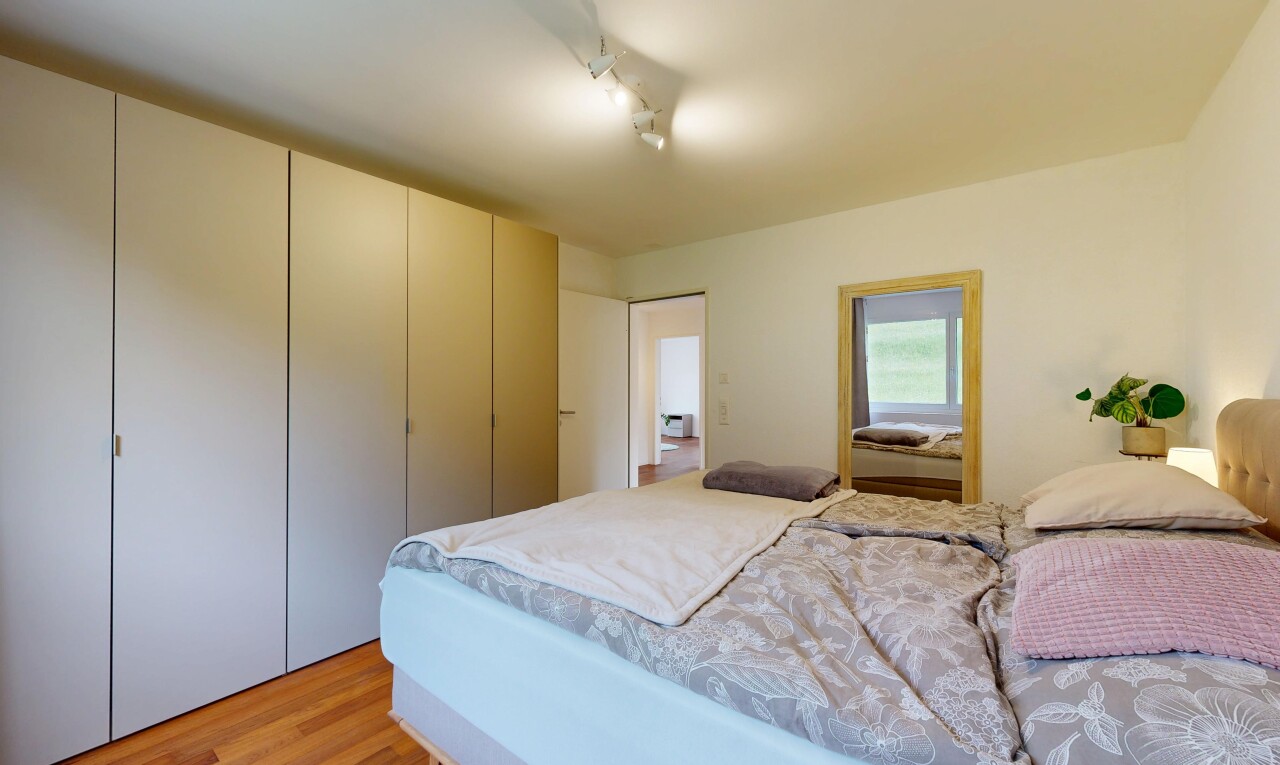 zimmer / schlafzimmer mit holzfußboden, wood finish floor, inside property, gipskartonwand, und drywall