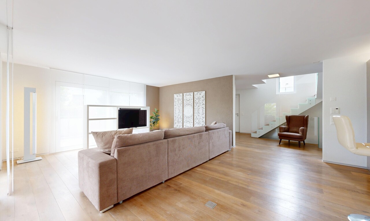 wohnzimmer mit treppen, inside property, holzfußboden, wood finish floor, und natürliches licht