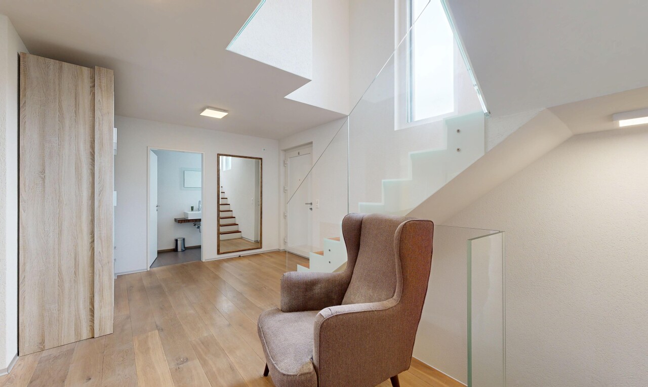 wohnzimmer mit treppen, wood finish floor, holzfußboden, drywall, und gipskartonwand