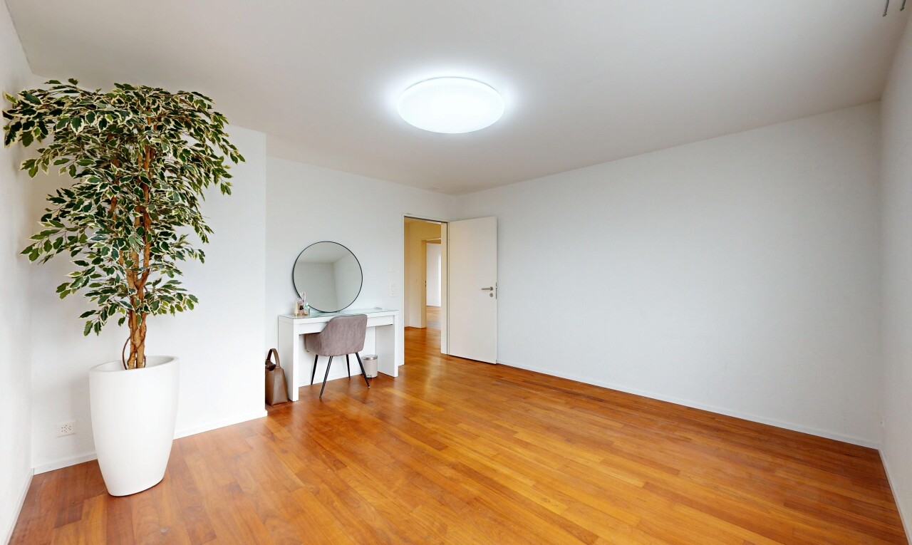 leerer raum mit drywall, gipskartonwand, wood finish floor, holzfußboden, und inside property