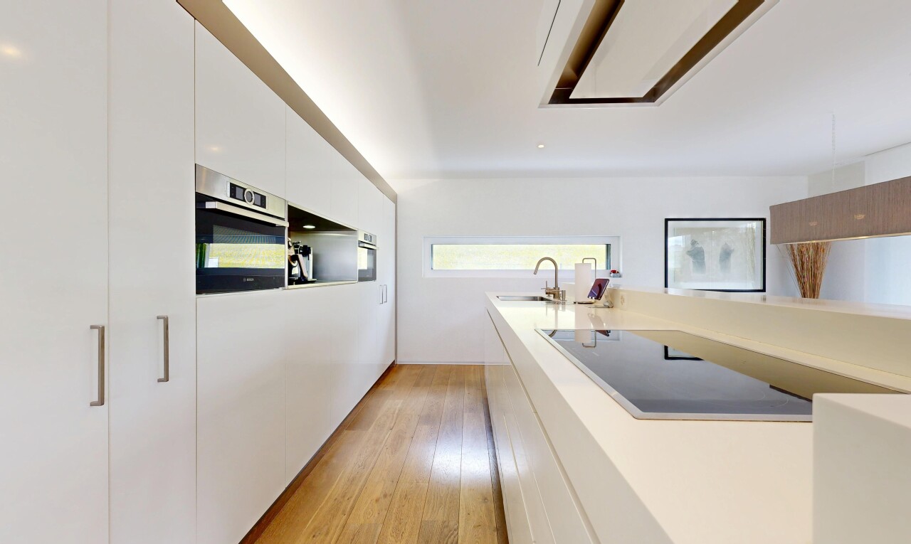 küche mit weiße schränke, white cabinets, schränke mit flachen paneelen, flat panel cabinets, und ofen