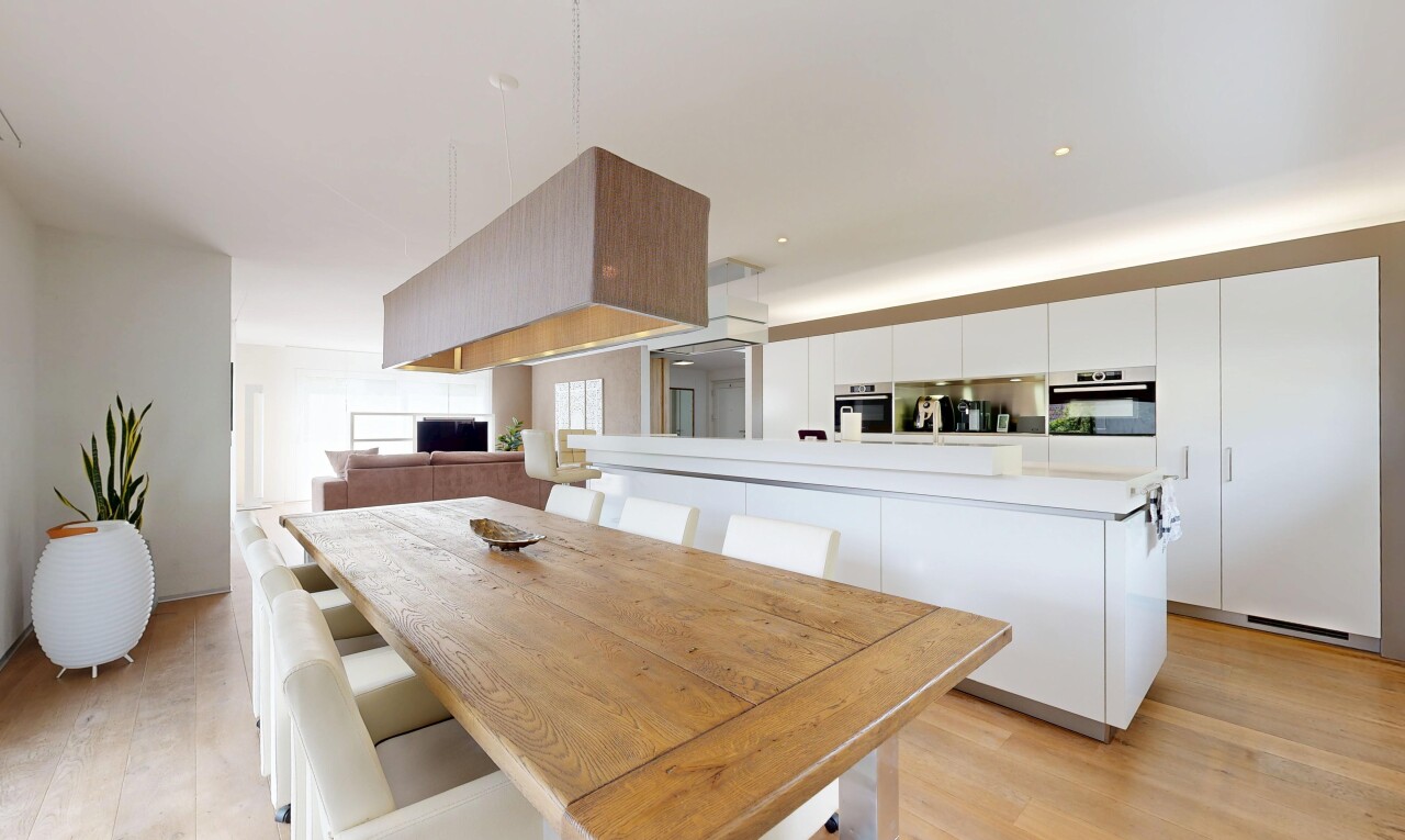 esszimmer mit light floor, inside property, holzfußboden, wood finish floor, und fernseher