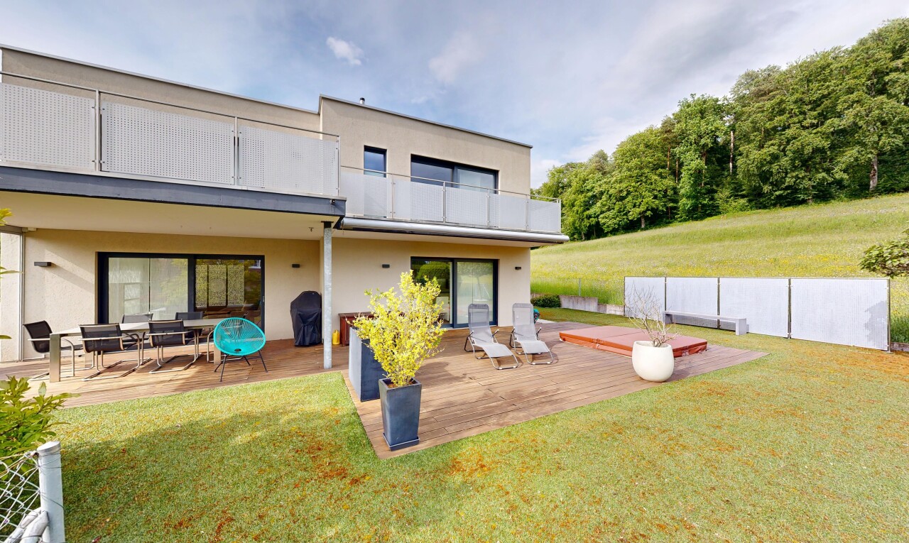 außenansicht mit rasen, stuckverkleidung, from property, terrasse, und day time
