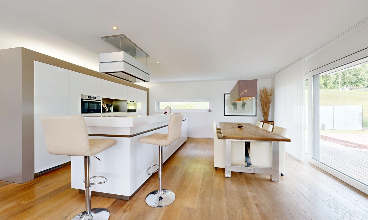 küche mit inside property, weiße schränke, white cabinets, küchenbar, und kitchen bar