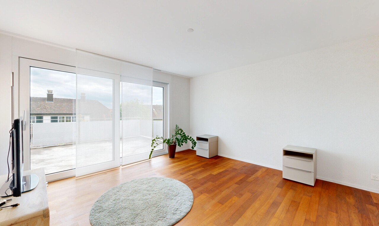 wohnzimmer mit natural light, natürliches licht, inside property, wood finish floor, und holzfußboden