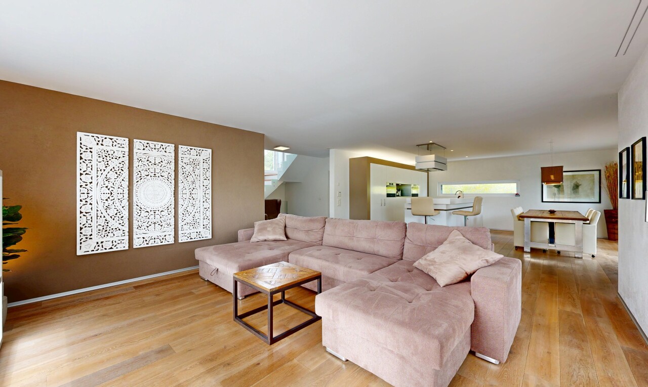 wohn- / esszimmer mit inside property, gipskartonwand, drywall, holzfußboden, und wood finish floor