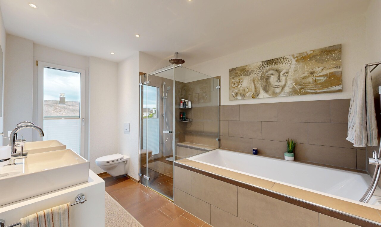 bad mit dusche, bad, komplettes badezimmer, inside property, und waschbecken