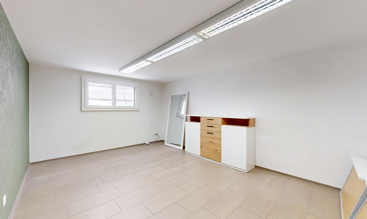 leerer raum mit inside property, light floor, natürliches licht, natural light, und gipskartonwand