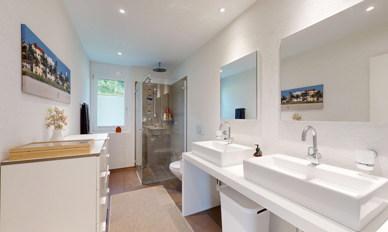 bad mit komplettes badezimmer, dusche, waschbecken, inside property, und natural light