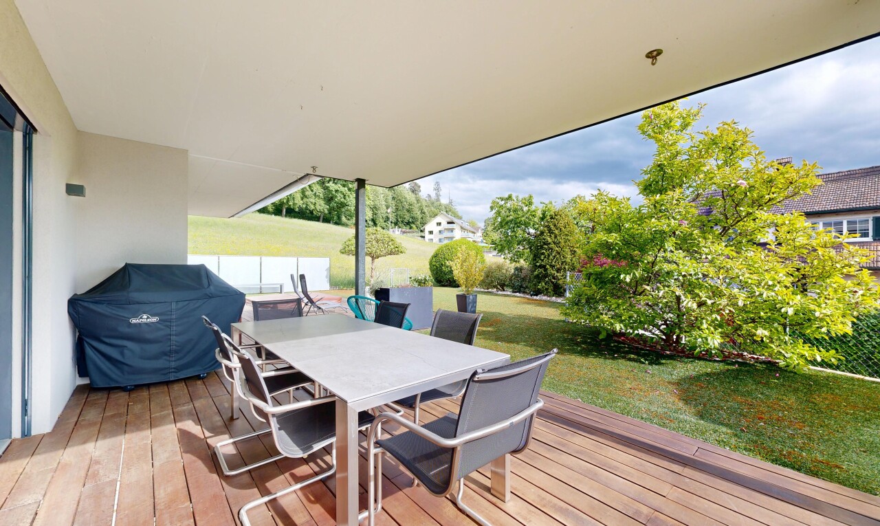 terrasse mit deck, essbereich im freien, from property, grill, und rasen