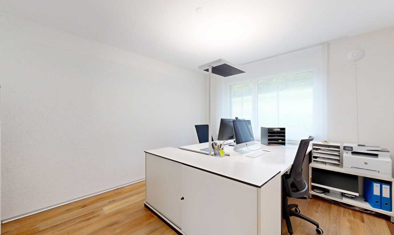 büro mit bürobereich, wood finish floor, holzfußboden, light floor, und inside property