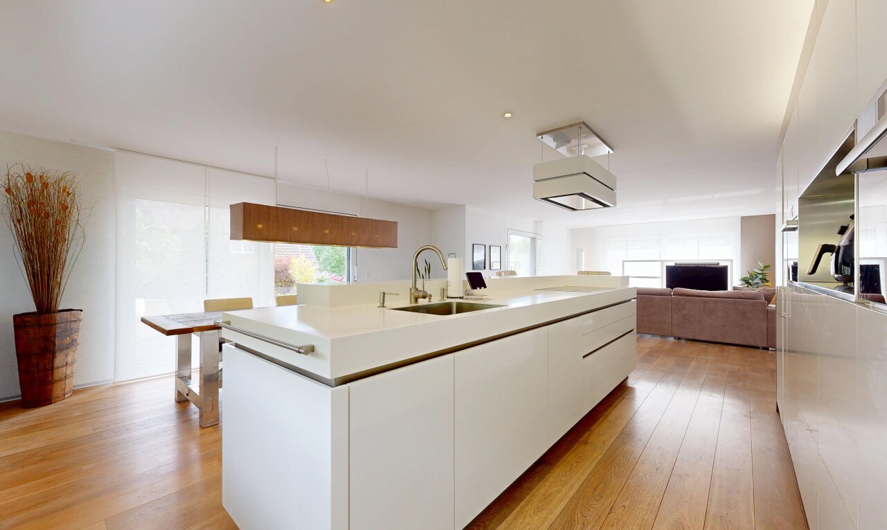 küche mit kitchen island, kücheninsel, light countertops, arbeitsplatten, und wood finish floor