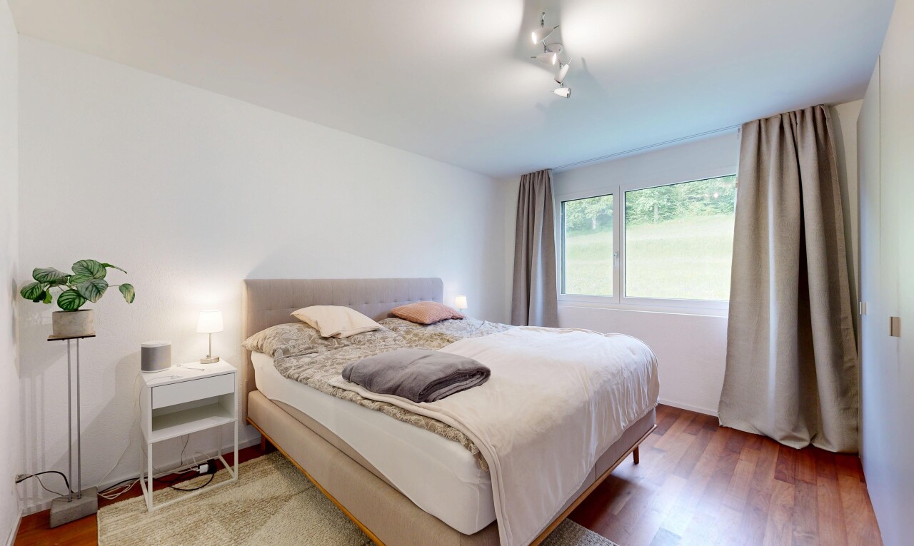 zimmer / schlafzimmer mit holzfußboden, wood finish floor, inside property, gipskartonwand, und drywall