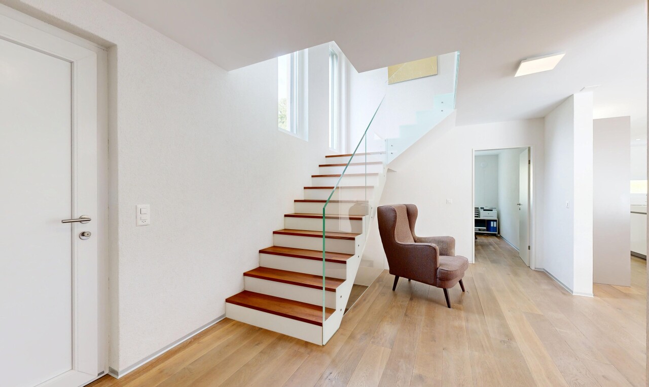 treppe mit inside property, wood finish floor, holzfußboden, treppen, und drywall