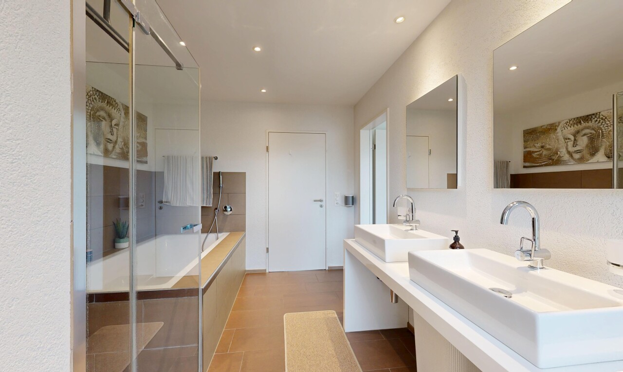bad mit dusche, bad, spiegel, doppelwaschtisch, und zwei einzelne waschtische