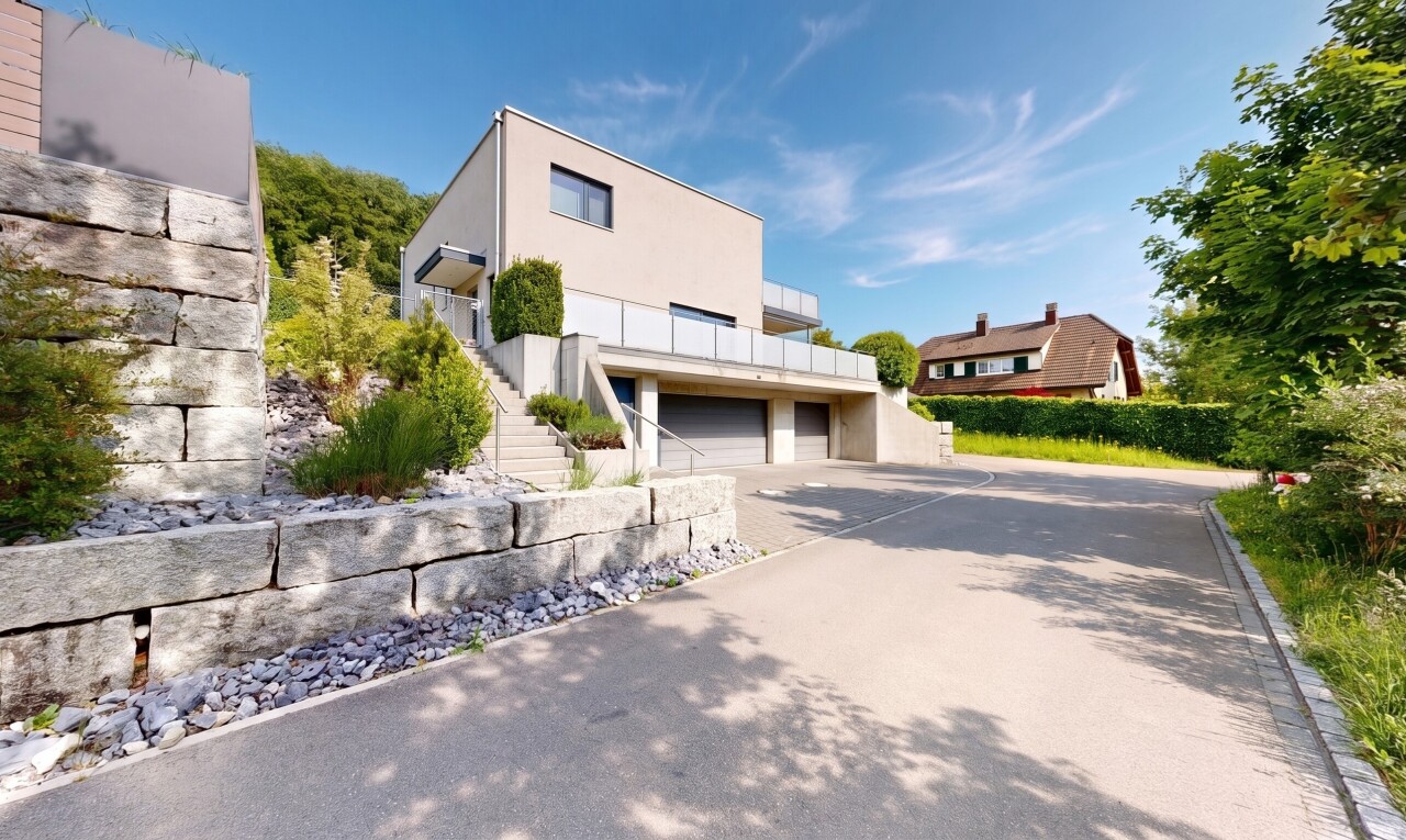 außenansicht mit eingebaute garage, day time, property visible, auffahrt, und stuckverkleidung