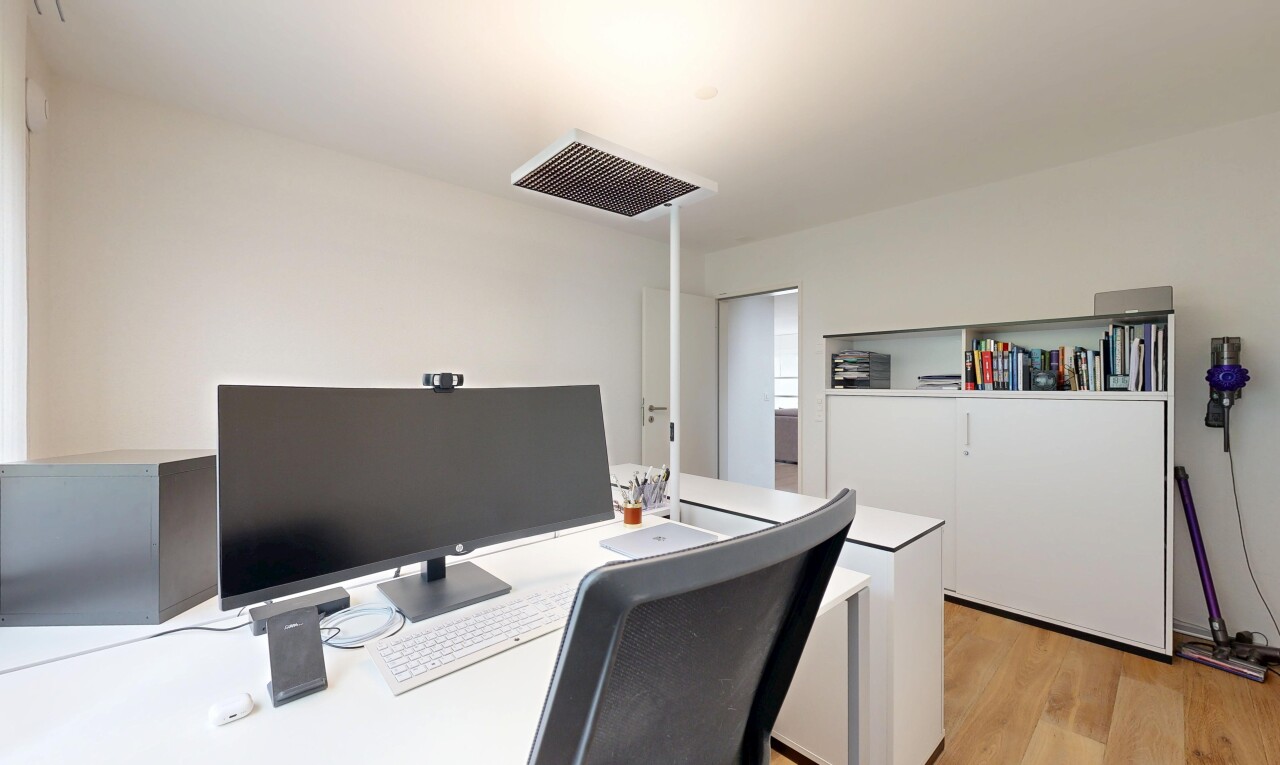 innenraum mit inside property, light floor, fernseher, wood finish floor, und holzfußboden