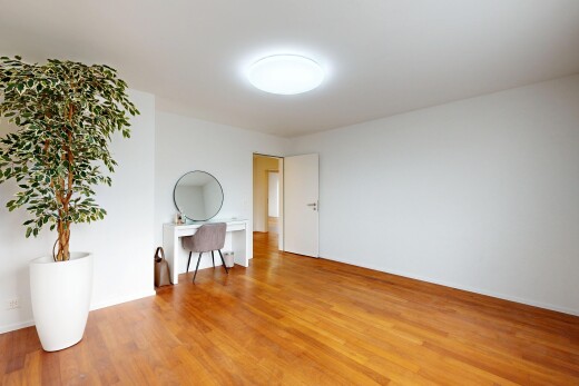 pièce vide avec drywall, cloison sèche, wood finish floor, sol en finition bois, et inside property