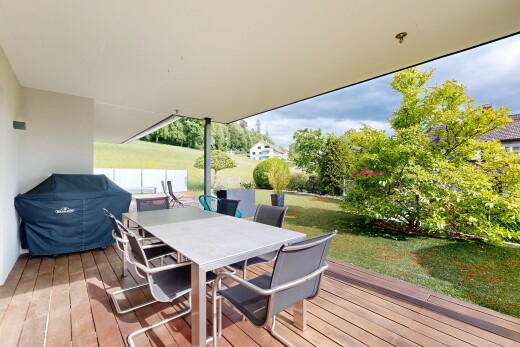 terrasse mit deck, essbereich im freien, from property, grill, und rasen