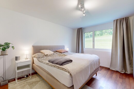 zimmer / schlafzimmer mit holzfußboden, wood finish floor, inside property, gipskartonwand, und drywall