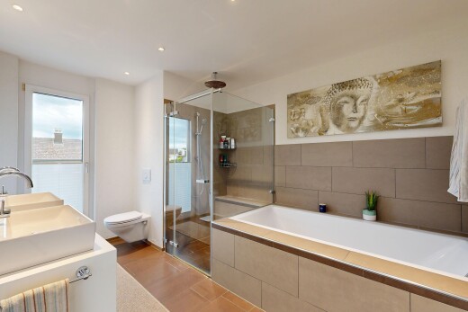 bad mit dusche, bad, komplettes badezimmer, inside property, und waschbecken