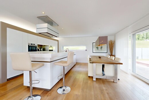 küche mit inside property, weiße schränke, white cabinets, küchenbar, und kitchen bar
