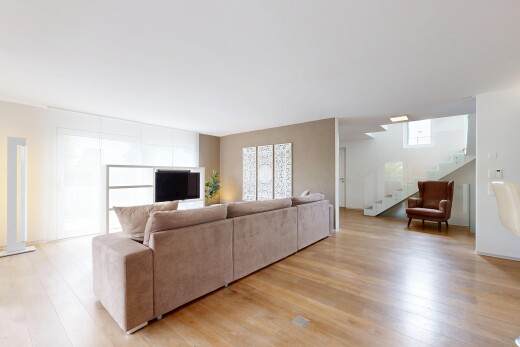 wohnzimmer mit treppen, inside property, holzfußboden, wood finish floor, und natürliches licht