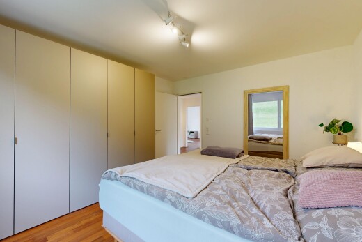 zimmer / schlafzimmer mit holzfußboden, wood finish floor, inside property, gipskartonwand, und drywall