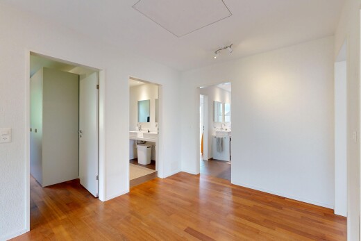 pièce vide avec inside property, sol en finition bois, wood finish floor, cloison sèche, et drywall