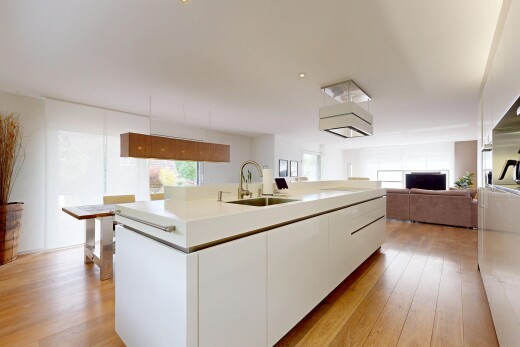 küche mit kitchen island, kücheninsel, light countertops, arbeitsplatten, und wood finish floor