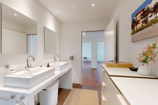 salle de bains avec évier, wood finish floor, sol en finition bois, inside property, et salle de bain complète
