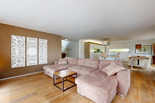 wohn- / esszimmer mit inside property, gipskartonwand, drywall, holzfußboden, und wood finish floor
