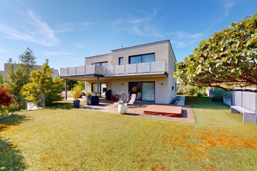 außenansicht mit rasen, from property, stuckverkleidung, terrasse, und day time