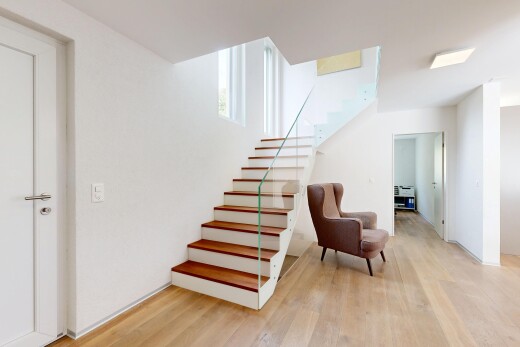 treppe mit inside property, wood finish floor, holzfußboden, treppen, und drywall