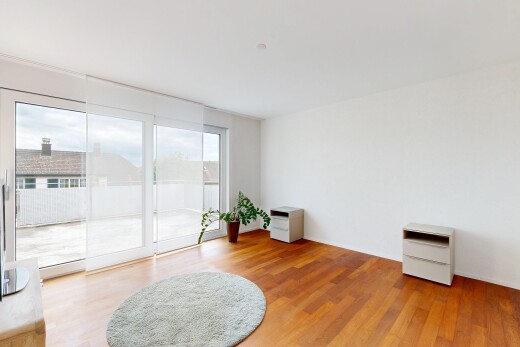 wohnzimmer mit natural light, natürliches licht, inside property, wood finish floor, und holzfußboden
